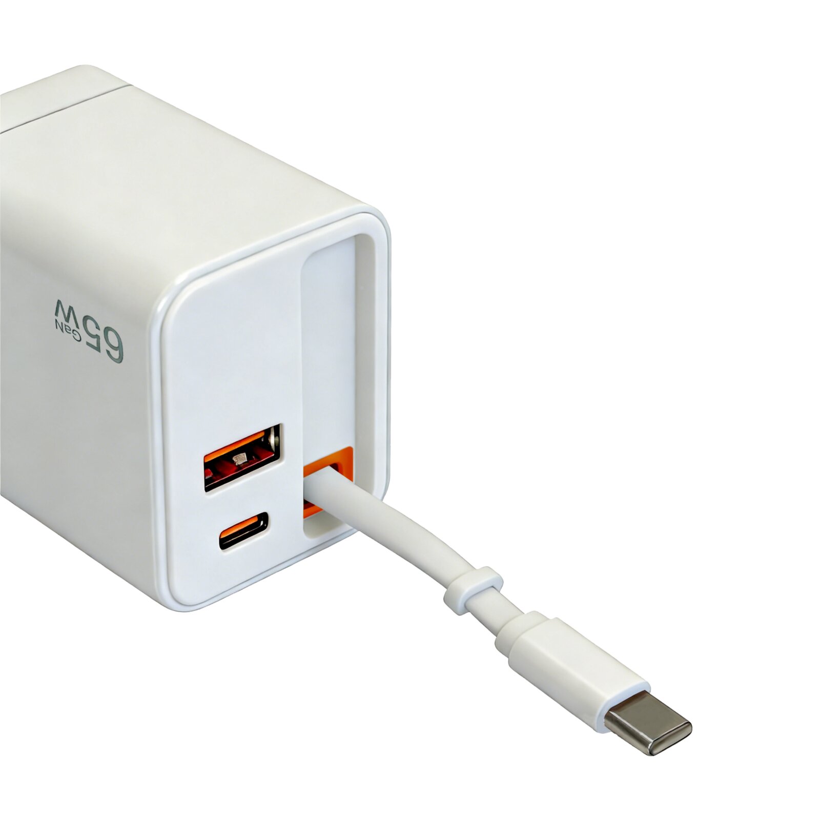Weißes MG9 Neo USB-Ladegerät mit USB-A- und USB-C-Anschluss, USB-C-Kabel eingesteckt, Ansicht schräg von vorne auf die Anschlussseite
