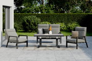 Moderner Gartentisch mit grauer Tischplatte und schwarzem Gestell, umgeben von stilvollen grauen Gartenstühlen, auf einer Terrasse mit Blick auf einen gepflegten Garten.