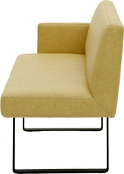 Seitliche Ansicht einer modernen, gelben Bank mit linker Armlehne und schwarzem Metallgestell.