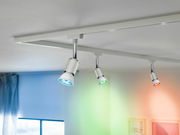 Dreifaches LED-Leuchtmittel von PAULMANN URAIL in einer Deckenmontage, mit blauer, grüner und roter Beleuchtung, seitliche Perspektive.