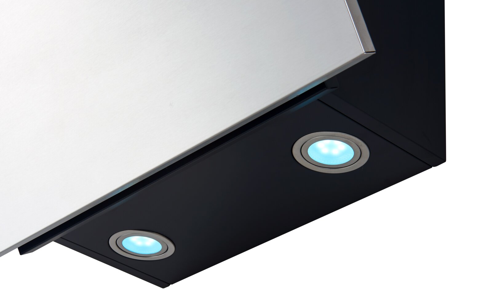 Detailaufnahme einer Edelstahl-Dunstabzugshaube mit schwarzer Unterseite und zwei runden, blau leuchtenden LED-Spots, perspektivisch von unten schräg von rechts fotografiert
