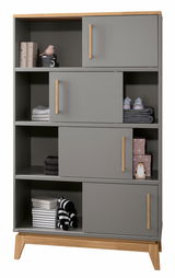 Graues Regal mit mehreren Fächern und Holzakzenten, frontal fotografiert.