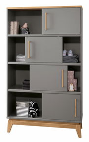 Graues Regal mit mehreren Fächern und Holzakzenten, frontal fotografiert.