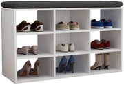 Weißes Schuhregal mit neun offenen Fächern und schwarzem Sitzpolster oben, gefüllt mit verschiedenen Schuhpaaren; Perspektive: frontale Ansicht leicht von links.