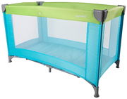 Reisebett in leuchtendem Grün und Blau, seitliche Netzwände, Perspektive von schräg vorne