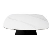 Moderner Couchtisch mit weißer Marmoroptik, quadratische Tischplatte, Ansicht von oben.