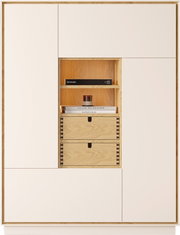 Frontalansicht eines modernen, hohen Schrankes in Weiß mit Holzrahmen, offenem Mittelregal mit warmem LED-Licht, Büchern und kleinem Dekoobjekt sowie zwei Holzschubladen mit Fingergriffmulden.