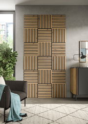 Akustikpaneel aus Holz mit geometrischem Muster an einer Wohnzimmerwand, frontal betrachtet.