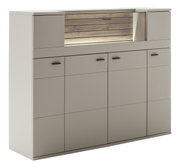 Modern hoogkast in beige met houten details en verlichting, zijaanzicht