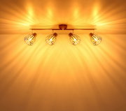 Vierflammige Deckenleuchte im Industrial-Stil mit Drahtgitter-Schirmen und warmem Licht, fotografiert von unten in leichtem Winkel zur Decke