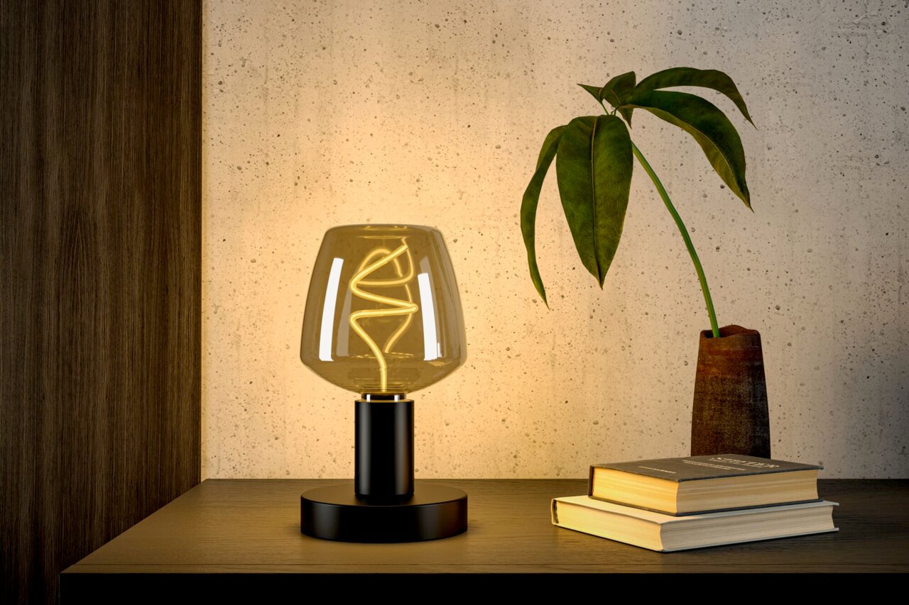 LED Leuchtmittel in einer modernen Tischlampe mit warmem Licht, seitliche Perspektive
