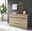 Voleo Sideboard DETROIT Modernes Sideboard aus Holz mit drei Schubladen und zwei Türen, dekoriert mit Vasen und Kerzen, seitliche Perspektive.