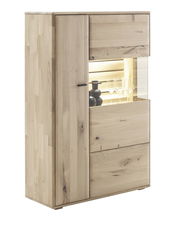 Helles Holz-Highboard mit Glaseinsatz und Beleuchtung, seitliche Perspektive