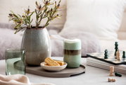 Ein stilvolles Longdrinkbecher-Set auf einem Tisch, umgeben von einer Vase mit Blumen, einem Schachbrett und einem Teller mit Keksen. Perspektive von vorne.
