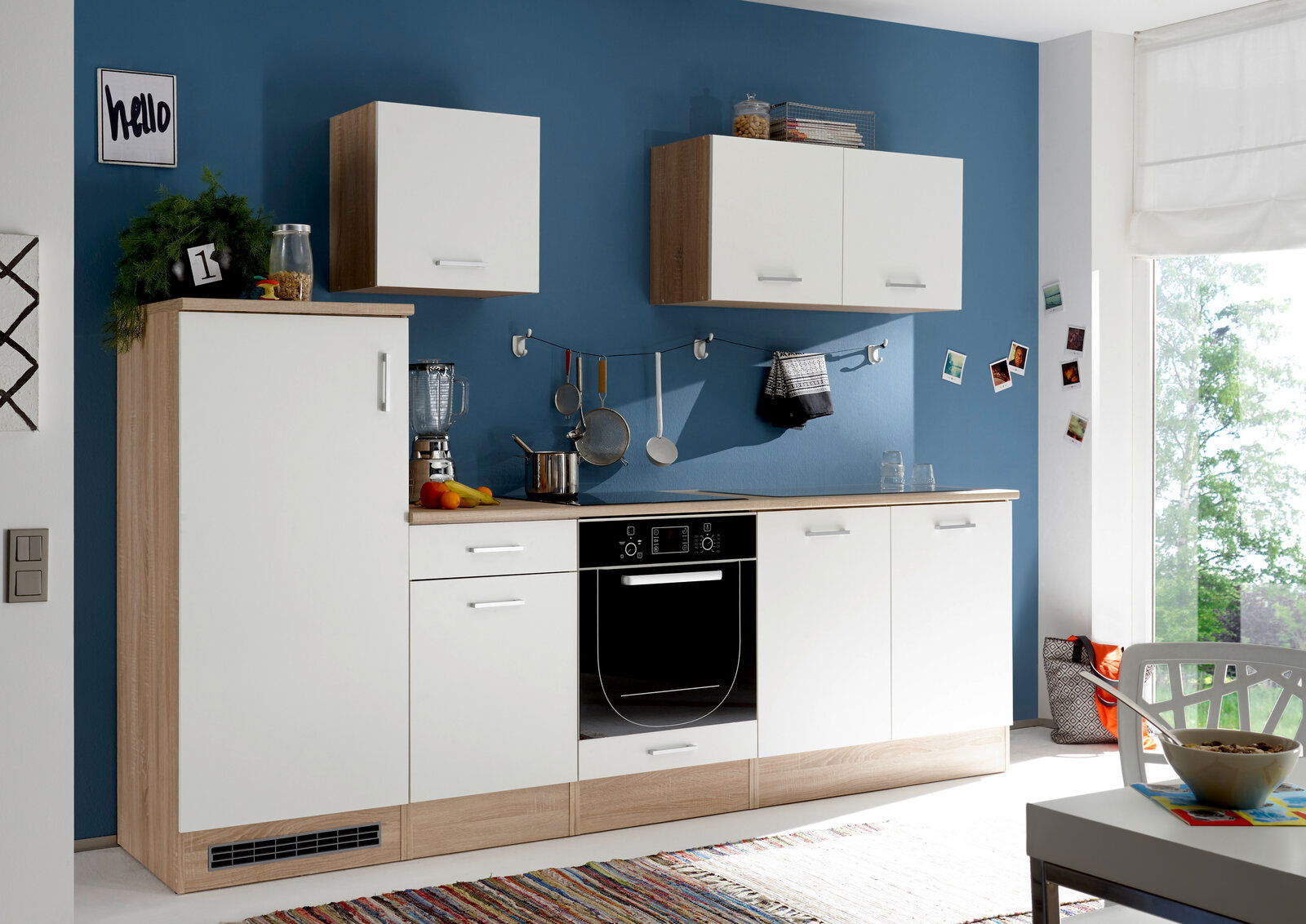Yourkitchen Küchenblock 270 ohne E-Geräte ANDY Moderne Küchenzeile mit weißen und holzfarbenen Schränken, blauer Wand im Hintergrund, Perspektive von vorne.