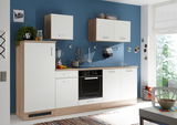 Moderne Küchenzeile mit weißen und holzfarbenen Schränken, blauer Wand im Hintergrund, Perspektive von vorne.