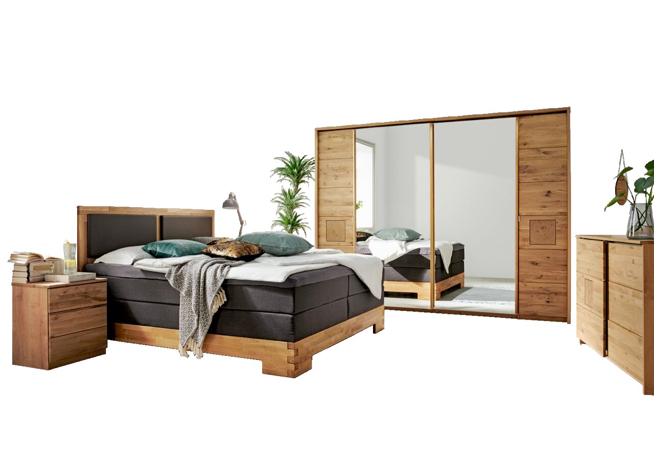 Linea Natura Boxspringbett COUNTRY Gemütliches Schlafzimmer mit Boxspringbett und Schwebetürenschrank in moderner Einrichtung, seitliche Perspektive