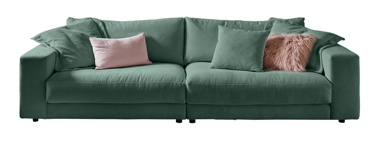 Großes grünes Sofa mit mehreren Kissen, frontal betrachtet