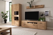 Moderne Wohnzimmer-Wandkombination aus Holz in natürlicher Optik, bestehend aus einem hohen Schrank, einem TV-Board und einem Wandregal, frontal fotografiert.