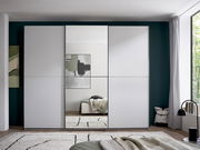 Moderner weißer Kleiderschrank mit drei Schiebetüren und mittlerer Spiegeltür im Schlafzimmer, Frontansicht auf Augenhöhe.