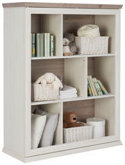 Weißes Regal mit mehreren Fächern, gefüllt mit Büchern, Körben, Kuscheltieren und Kissen, seitliche Perspektive