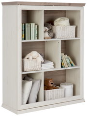 Weißes Regal mit mehreren Fächern, gefüllt mit Büchern, Körben, Kuscheltieren und Kissen, seitliche Perspektive