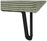 Nahaufnahme eines grünen, gerippten Stoffes mit einem schwarzen Metallbein, perspektivisch von der Seite aufgenommen.