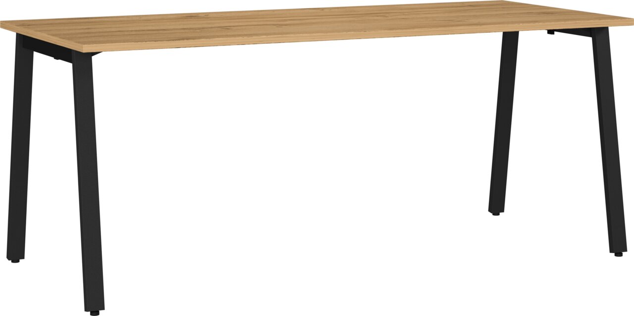 Rechteckiger Esstisch mit heller Holzplatte und schwarzen, leicht schräg stehenden Metallbeinen, freigestellt auf weißem Hintergrund, Perspektive: seitliche 3/4-Ansicht von leicht oben.