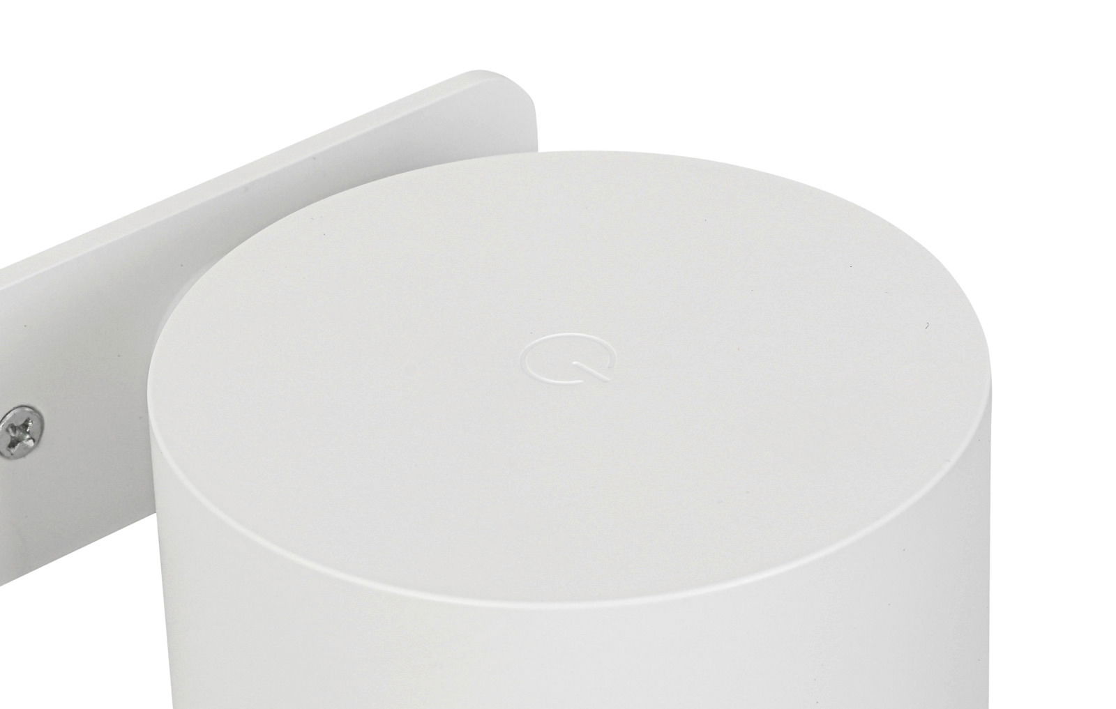 Nahaufnahme einer weißen, zylindrischen Akku-Wandleuchte mit seitlicher Wandhalterung.