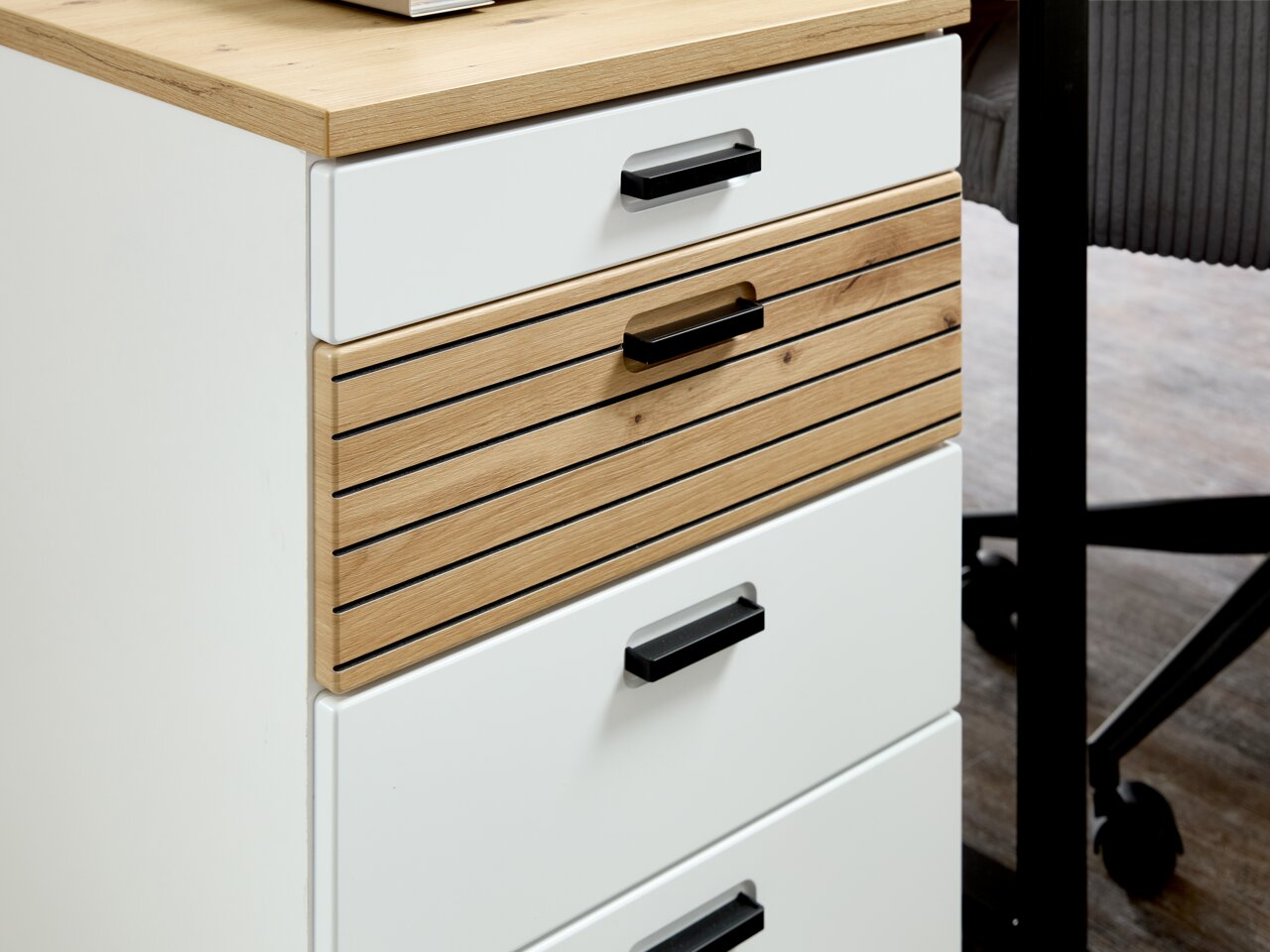 Rollcontainer mit vier Schubladen, davon eine mit Holzlamellen-Design, seitliche Perspektive