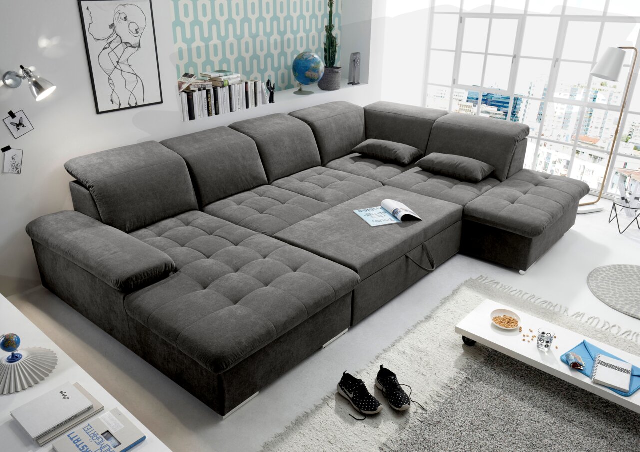Großes, graues Ecksofa in U-Form in einem modernen Wohnzimmer, fotografiert aus der Vogelperspektive.