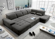 Großes, graues Ecksofa in U-Form in einem modernen Wohnzimmer, fotografiert aus der Vogelperspektive.