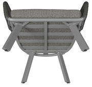 Unteransicht eines Loungesessels mit grauem Metallrahmen und gepolstertem Sitzkissen.