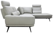 Moderne lichtgrijze leren hoekbank met chaise longue, verstelbare hoofdsteunen, sierkussens en slanke zwarte poten, gezien schuin van voren