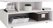 Weißer, moderner Couchtisch mit offenen Ablagefächern und Deko (Bücher, Geschenkboxen, Pflanze, Aufbewahrungsbox), gezeigt in frontaler leicht schräger Perspektive.