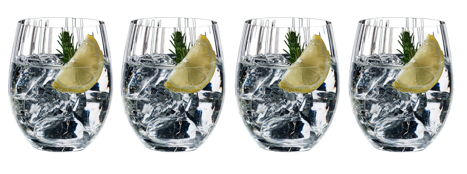 Vier Gläser mit Eiswürfeln, Zitronenscheiben und einem Zweig Rosmarin, gefüllt mit einem klaren Getränk, aus der Frontalperspektive.