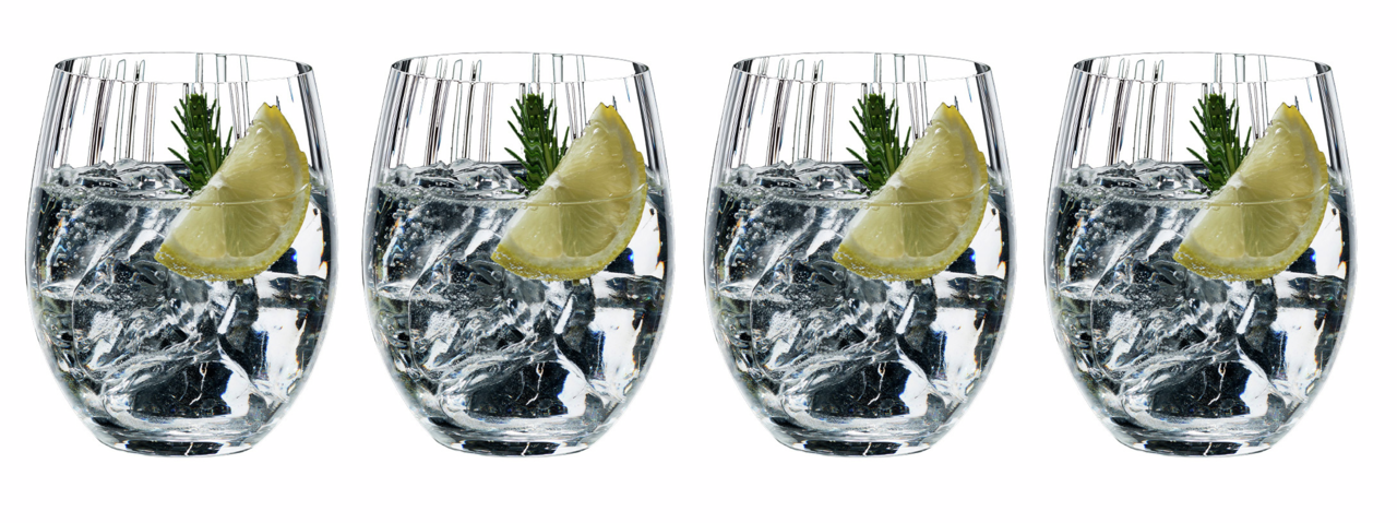 Vier Gläser mit Eiswürfeln, Zitronenscheiben und einem Zweig Rosmarin, gefüllt mit einem klaren Getränk, aus der Frontalperspektive.