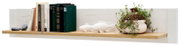 Wandregal in Weiß und Eiche-Optik mit Büchern, zwei weißen Fischfiguren, Steinen und Pflanzschale, frontal in Seitenansicht fotografiert