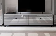 Modern tv-lowboard in vooraanzicht met hoogglansafwerking, voorzien van een televisie en een platenspeler.