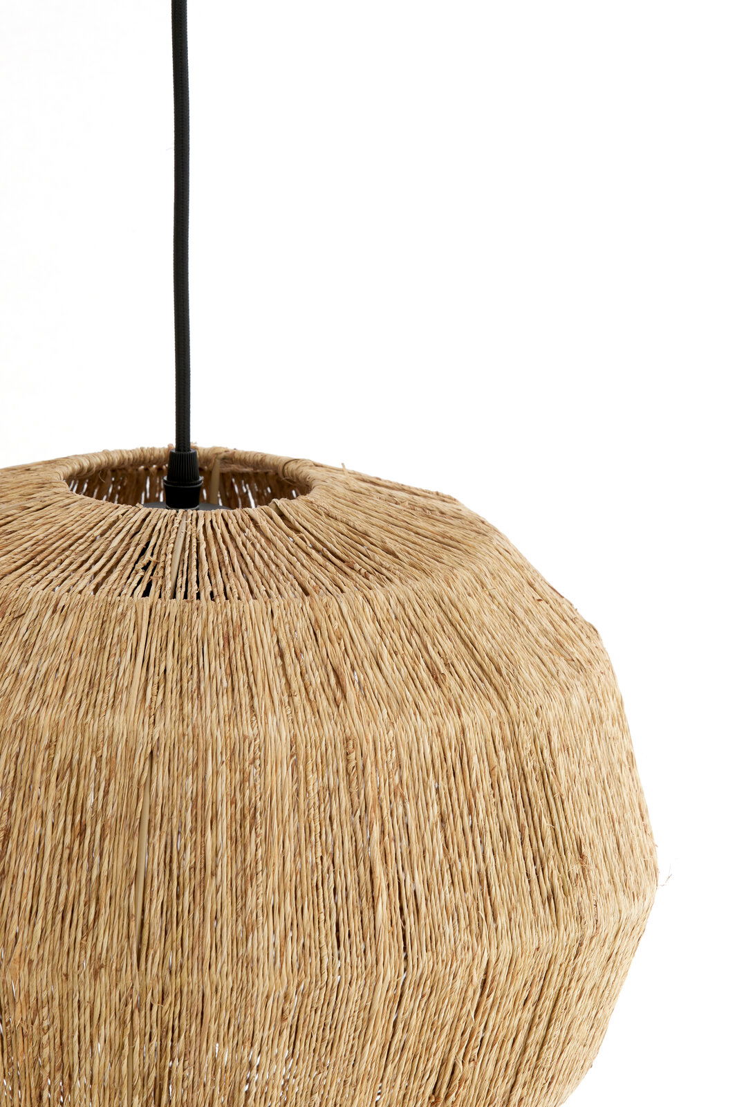 Hängeleuchte aus geflochtenem Naturmaterial, seitliche Perspektive