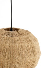 Hängeleuchte aus geflochtenem Naturmaterial, seitliche Perspektive