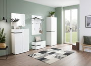 Moderner Eingangsbereich mit weißem Schuhschrank, Garderobenpaneel und Bank, seitliche Perspektive