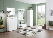 Moderner Eingangsbereich mit weißem Schuhschrank, Garderobenpaneel und Bank, seitliche Perspektive