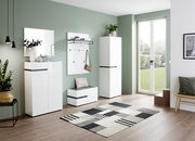 Moderner Eingangsbereich mit weißem Schuhschrank, Garderobenpaneel und Bank, seitliche Perspektive