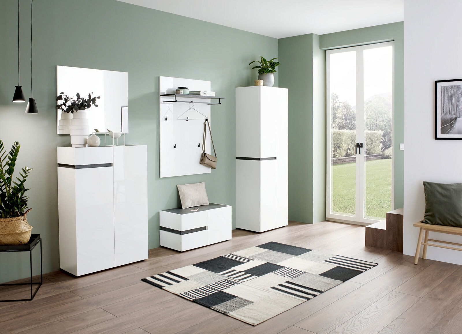 Voleo Garderobenpaneel YES Moderner Eingangsbereich mit weißem Schuhschrank, Garderobenpaneel und Bank, seitliche Perspektive