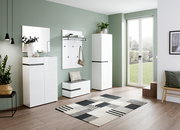 Moderner Eingangsbereich mit weißem Schuhschrank, Garderobenpaneel und Bank, seitliche Perspektive