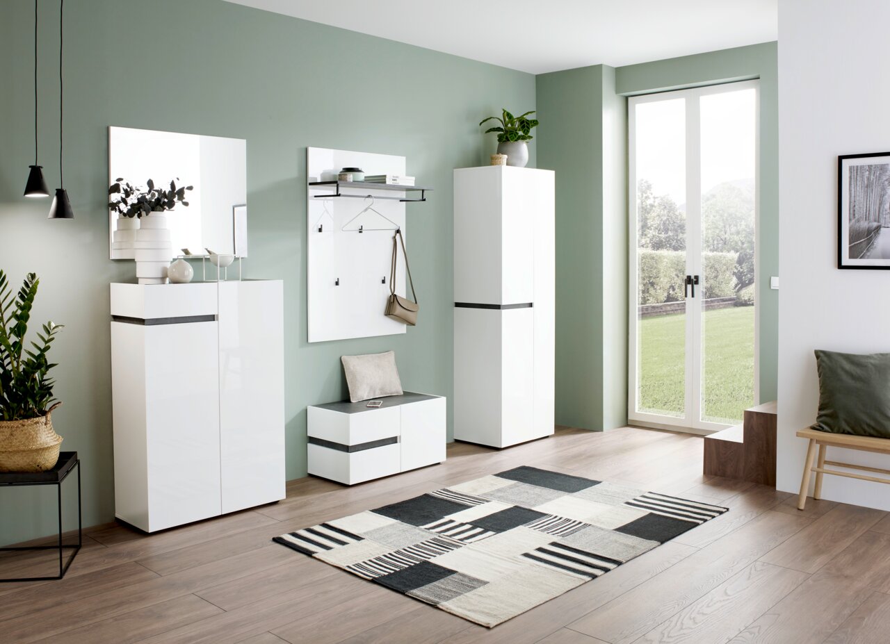 Voleo Garderobenpaneel YES Moderner Eingangsbereich mit weißem Schuhschrank, Garderobenpaneel und Bank, seitliche Perspektive