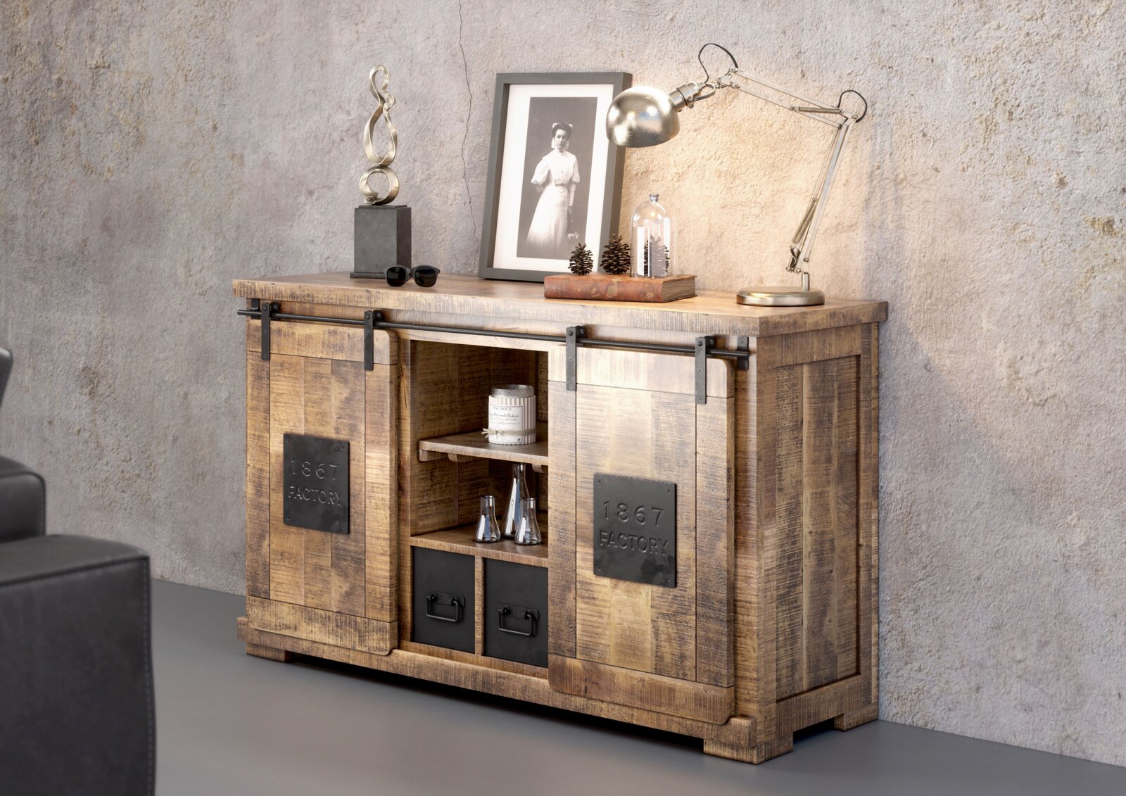 Z2 Sideboard BARNEY Rustikales Sideboard aus Holz mit Schiebetüren und Metallakzenten, dekoriert mit Lampe, Skulptur und Bilderrahmen, seitliche Perspektive.