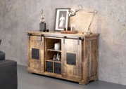 Rustikales Sideboard aus Holz mit Schiebetüren und Metallakzenten, dekoriert mit Lampe, Skulptur und Bilderrahmen, seitliche Perspektive.