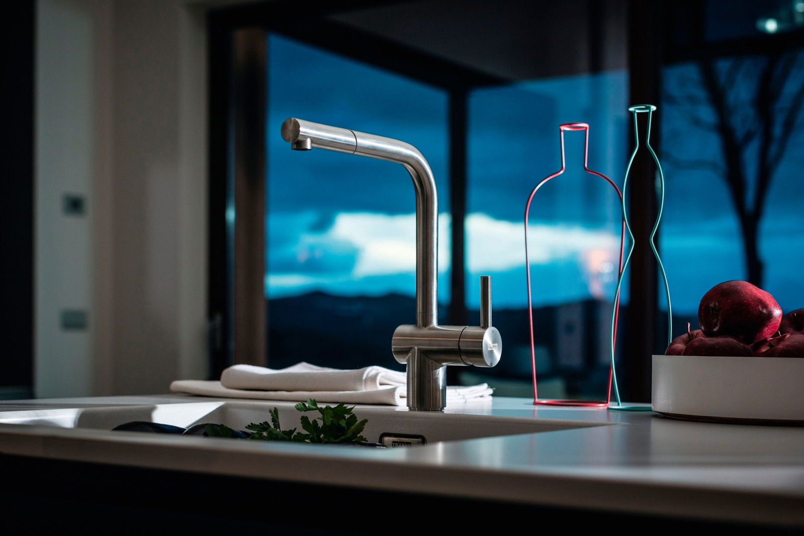 Moderner Einhebelmischer aus Edelstahl in einer stilvollen Küchenumgebung, seitliche Perspektive.